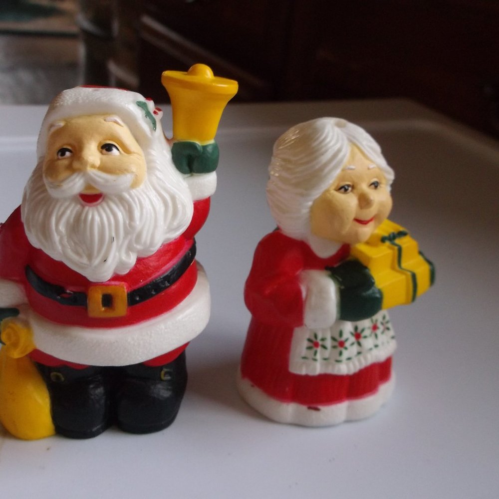 vintage plastic made in hong kong s & p shakers